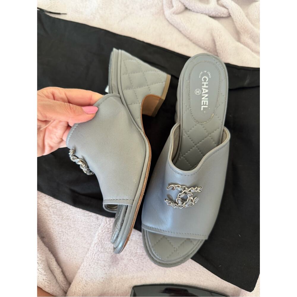 🗽CHANEL Quilted Leather Slide Mules with Silver CC Chain Logo | Size 39 - Picture 5 of 5